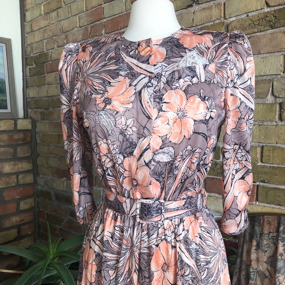 Vintage 80s does 40s floral print dress size s/m in peach and taupe. - Picture 2 of 4